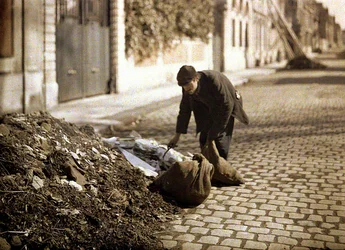 Lumpensammler sucht nach brauchbaren Gegenständen aus einem Haufen, Reims, Marne, Frankreich, 1917 (Autochrom)
